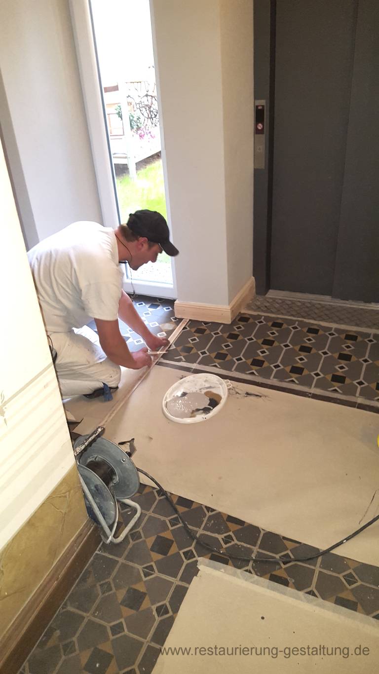 Norbert Schimpf arbeitet als Restaurator für historische Gestaltung im Treppenhaus.